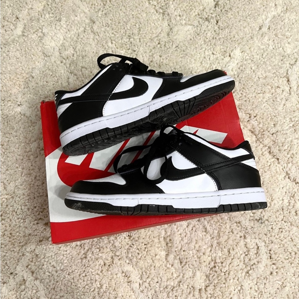 5.5Y (woman’s size 7)
In great condition
Box is a bit damaged from shipping